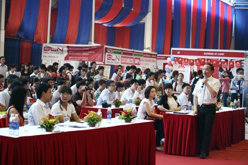 Siêu thị việc làm 2012 rất thiết thực cho sinh viên Hà Nội - ảnh 1